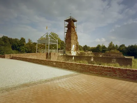 Der Bergfried der Ruine mit dem stählernen Aussichtsturm und dem Platz davor