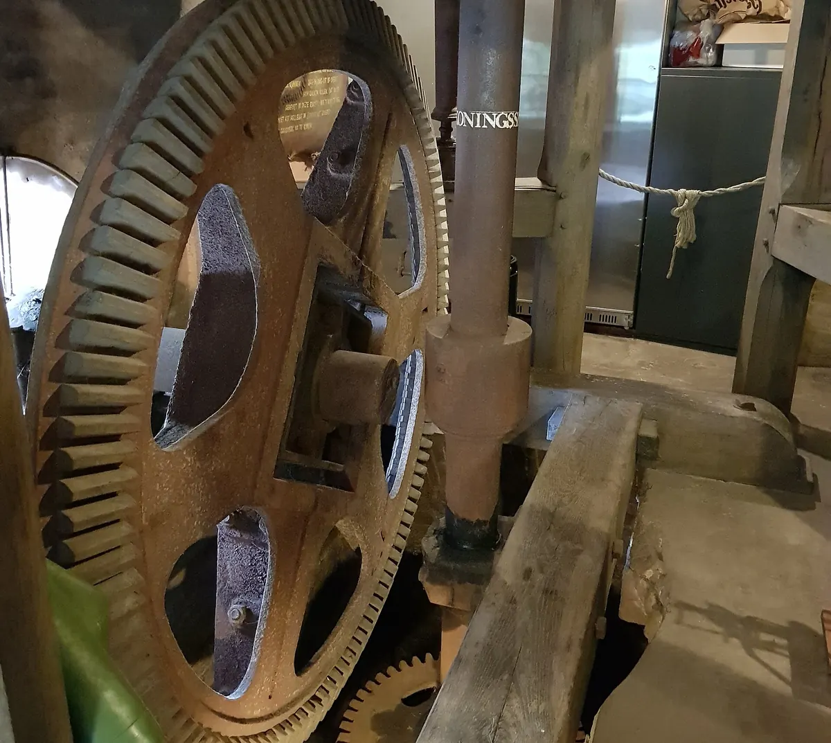 Ein gusseisernes Kammrad des Getriebes im Inneren der Mühle
