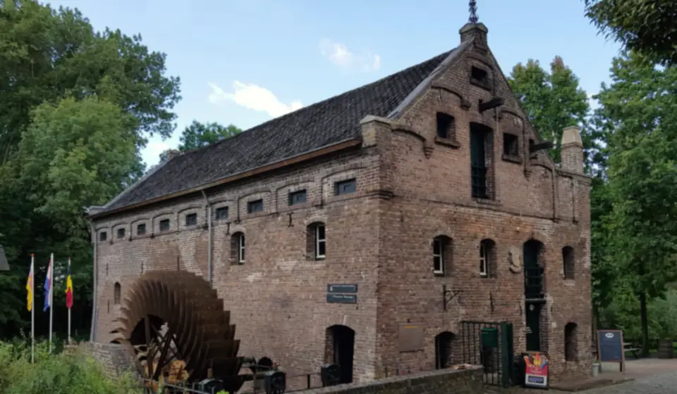 Die Wijmarsche Watermolen in Arcen mit dem großen Wasserrad, in der De IJsvogel brennt