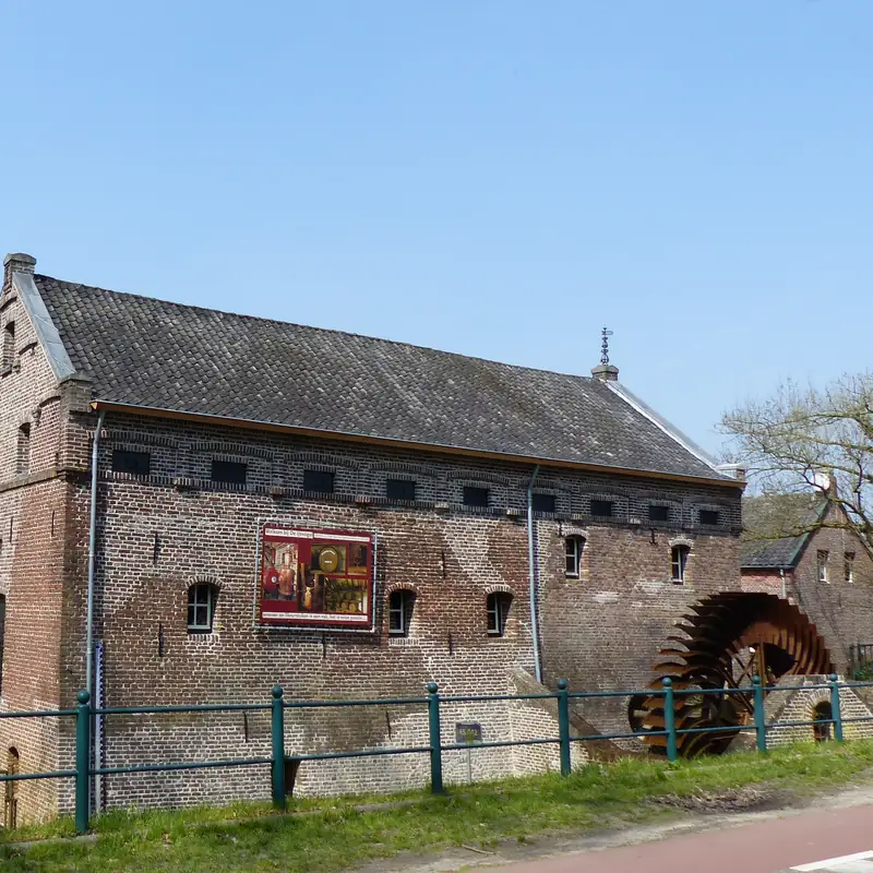 Die Wijmarsche Watermolen in Arcen mit dem Wasserrad, von der Straße aus gesehen