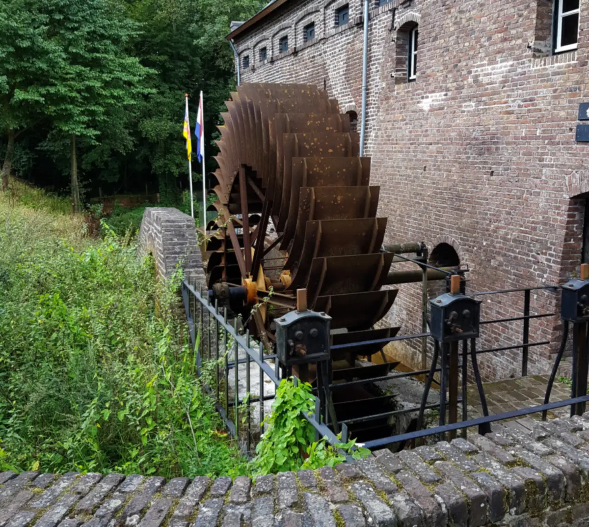 Das große Wasserrad an der Seitenfassade der Wijmarsche Watermolen