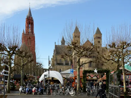 Weihnachtsmarktbuden auf dem Vrijthof in Maastricht mit der Sint-Janskerk und der Sint-Servaasbasiliek