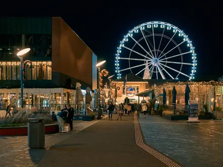 Das beleuchtete Riesenrad am Eingang des Designer Outlet Roermond in der Weihnachtszeit