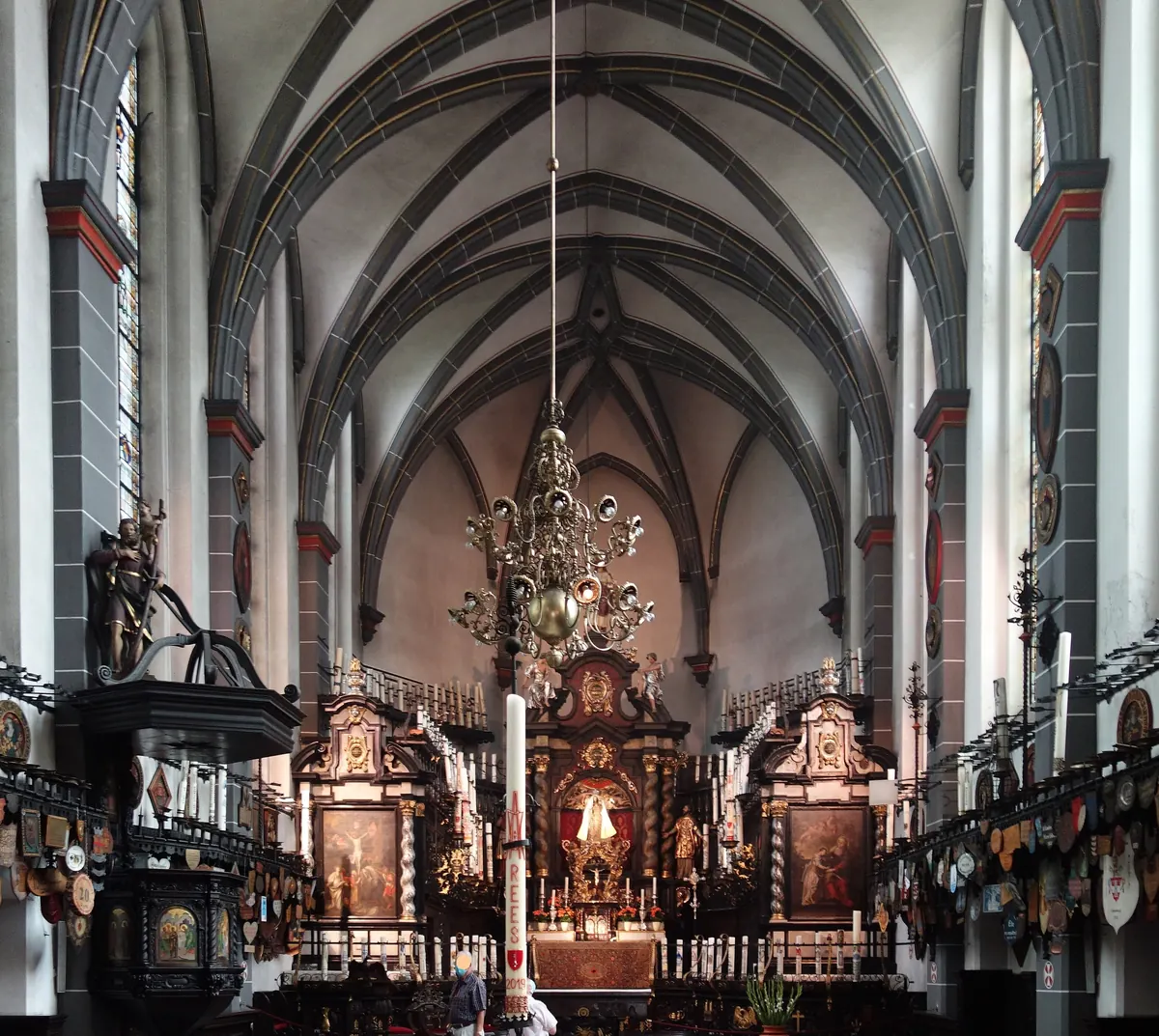 Het interieur van de Kerzenkapelle in Kevelaer, met kroonluchter, barok altaar en pelgrimsschilden langs de wanden