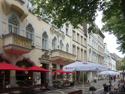 De Kapellenplatz in Kevelaer met historische gevels, terrassen en parasols