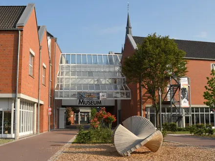 Ingang van het Niederrheinisches Museum in Kevelaer met een glazen overkapping