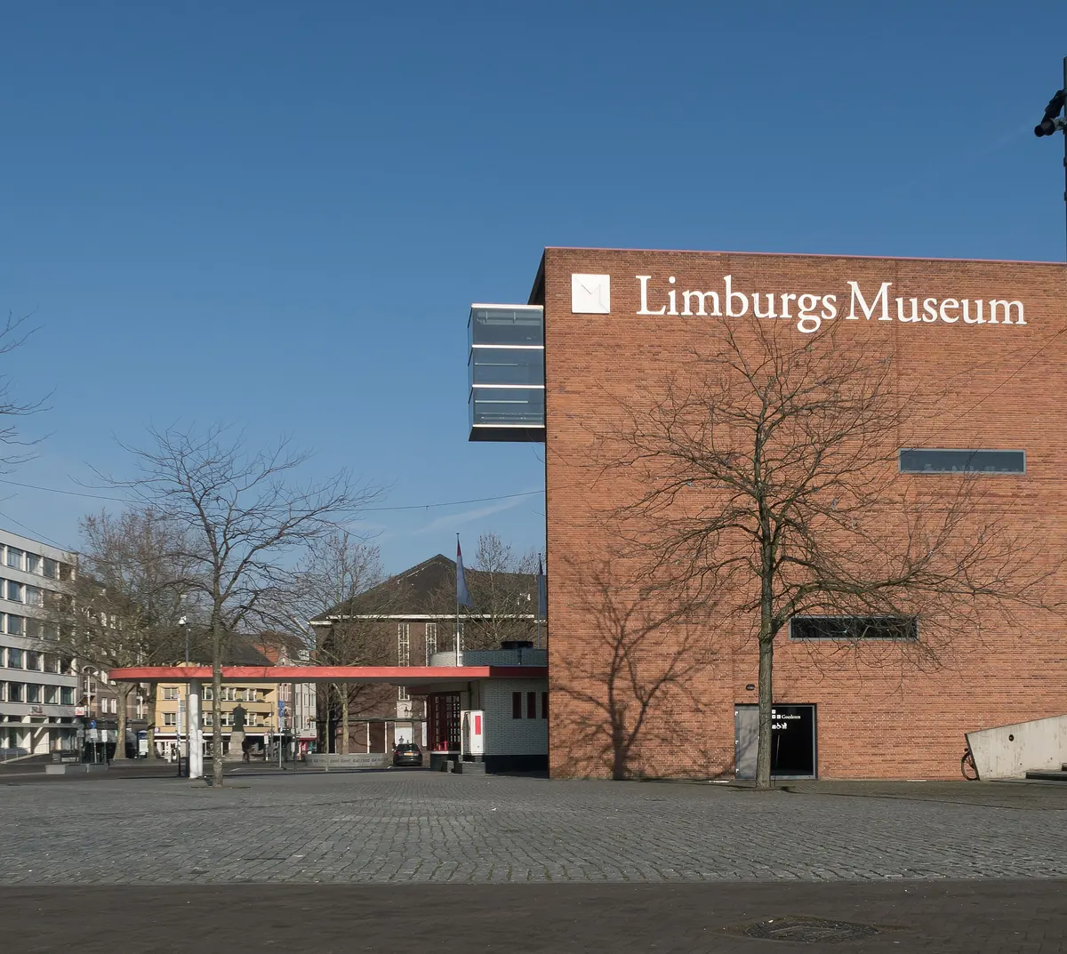 Die Backsteinfassade des Limburgs Museum an der Keulsepoort, links die alte Tankstelle