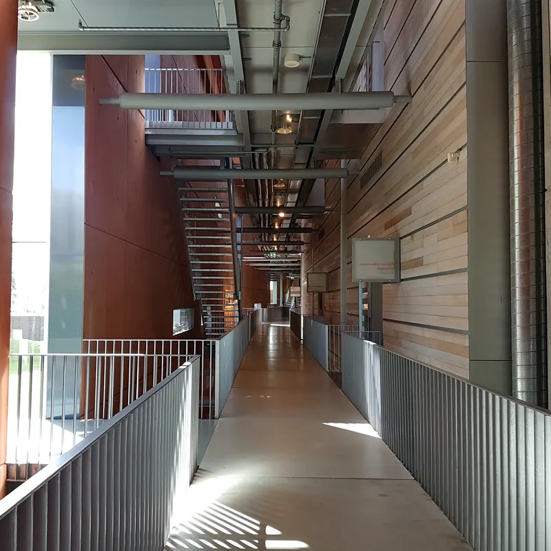 Eine Fußgängerbrücke in der hohen Innenstraße des Limburgs Museum