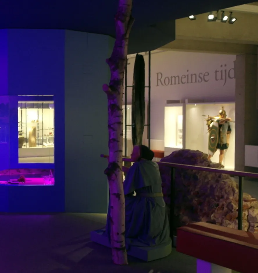 Der Saal über die Römerzeit im Limburgs Museum, mit Vitrinen und einem römischen Soldaten