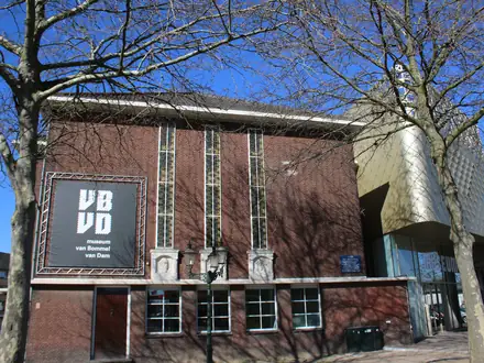 Museum Van Bommel Van Dam in Venlo, ein Backsteingebäude mit einem großen VBVD-Banner an der Fassade