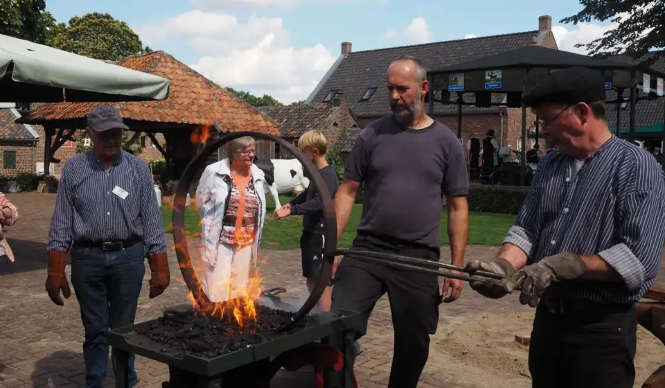 Schmieden am Feuer im Freilichtmuseum De Locht