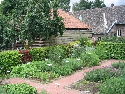 Der Kräutergarten des Museumsdorfs De Locht mit Backsteinwegen und Namensschildern