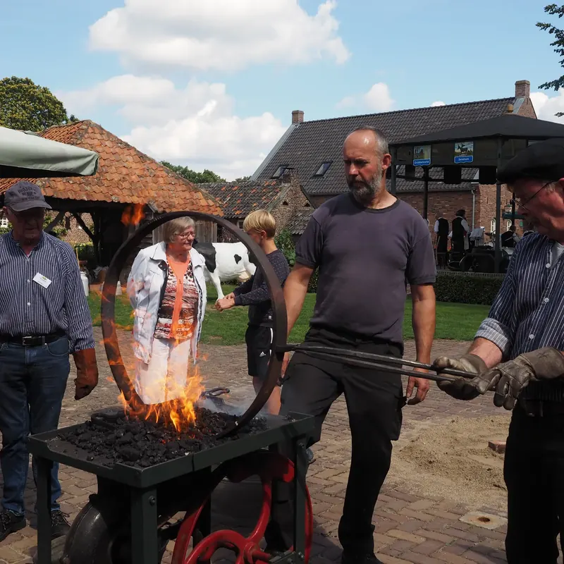 Der Schmied am Feuer im Museumsdorf De Locht