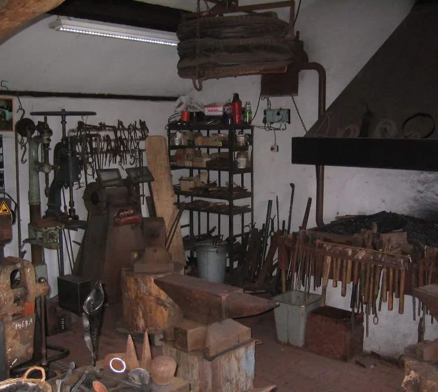 Ambosse, Hämmer und die Esse in der Schmiede des Museumsdorfs De Locht
