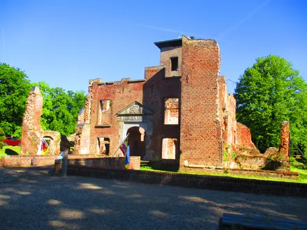 Die Ruine von Schloss Bleijenbeek bei Afferden in der Sonne