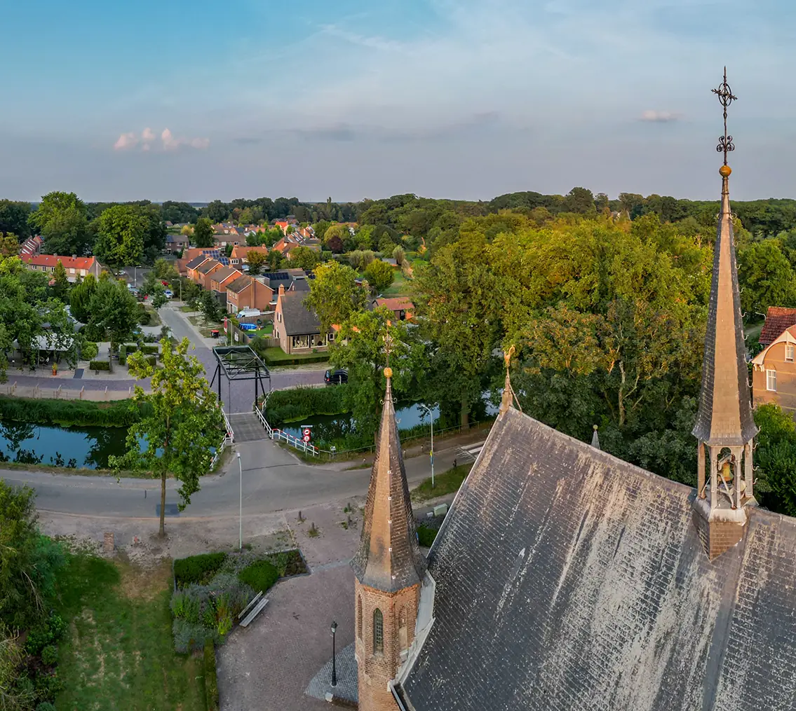 Griendtsveen from above: the towers of the Sint-Barbarakerk, the Helenavaart and an iron lift bridge