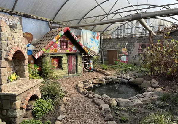 Märchenhäuschen mit kleinem Teich im ehemaligen Erdbeergewächshaus von Het Aardbeienland