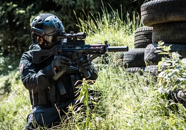 Spieler auf dem Feld von Airsoft Brothers