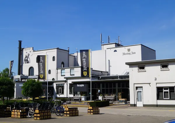 Die weißen Gebäude der Hertog Jan Brauerei an der Kruisweg in Arcen