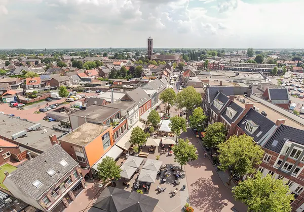 Das Zentrum von Horst von oben, mit Terrassen und dem Turm der Sint-Lambertuskerk