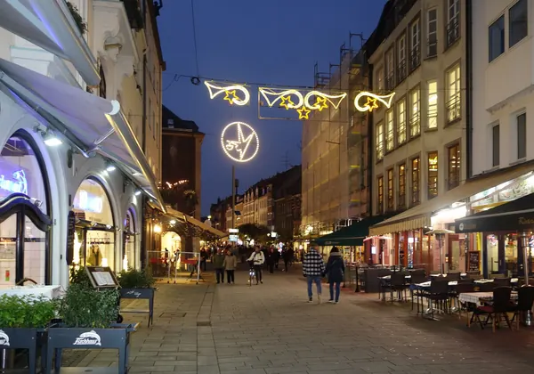 Weihnachtsbeleuchtung über einer Einkaufsstraße in Düsseldorf, November 2025