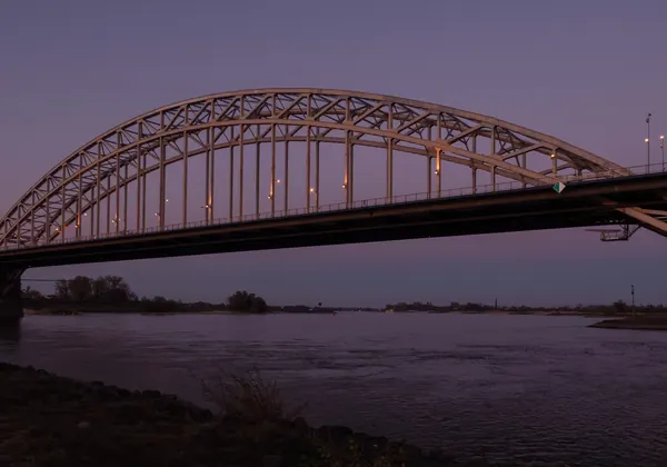 Die Waalbrücke in Nijmegen in der Dämmerung