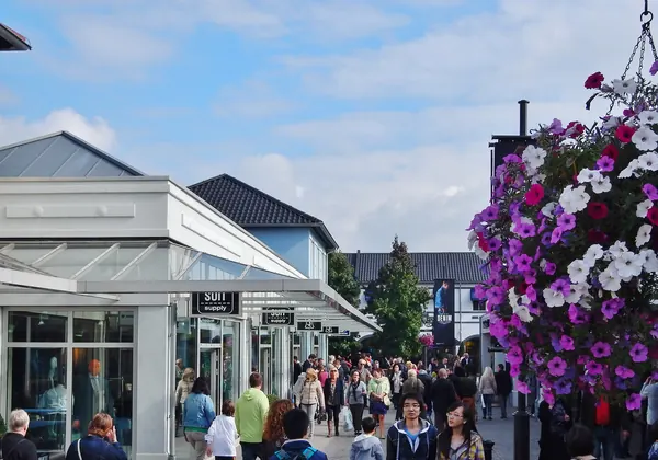 Ladenpavillons und hängende Blumenkästen im Designer Outlet Roermond