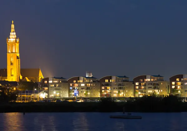 Die Christoffelkathedraal in Roermond am Abend, vom Wasser aus gesehen
