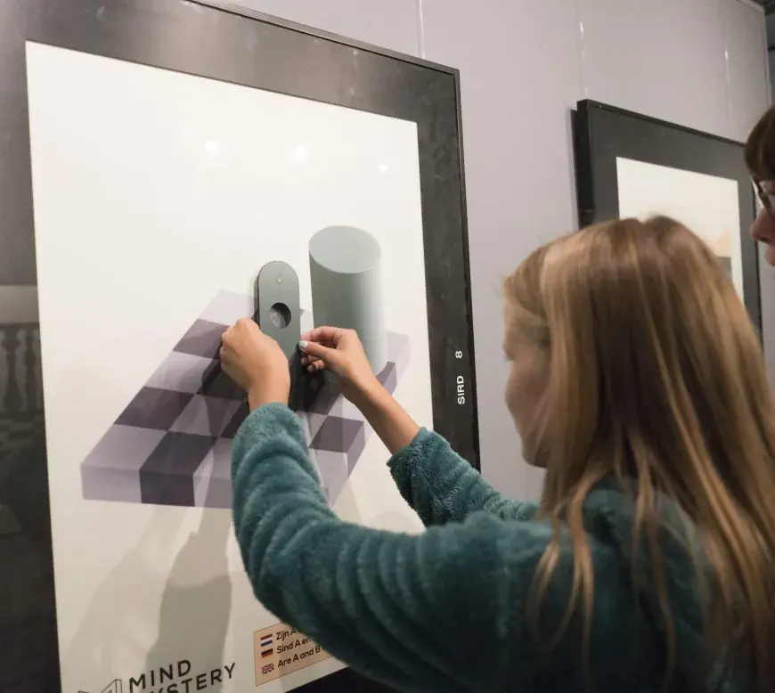 Besucher bei einer optischen Illusion in Mind Mystery
