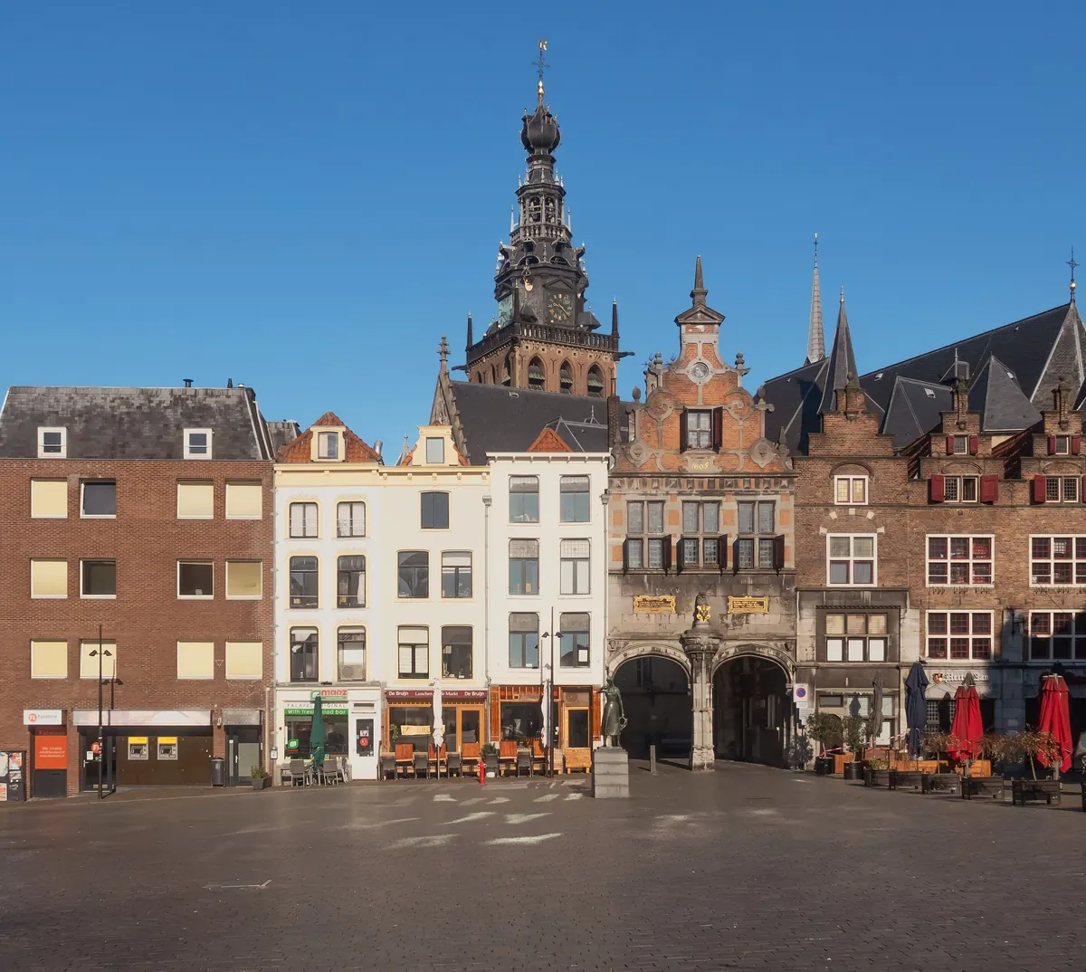 Der Grote Markt in Nijmegen mit dem Kerkboog, der Statue der Mariken und dahinter dem Turm der Stevenskerk