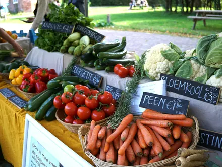 Marktstand mit Möhren, Tomaten, Zucchini und Blumenkohl