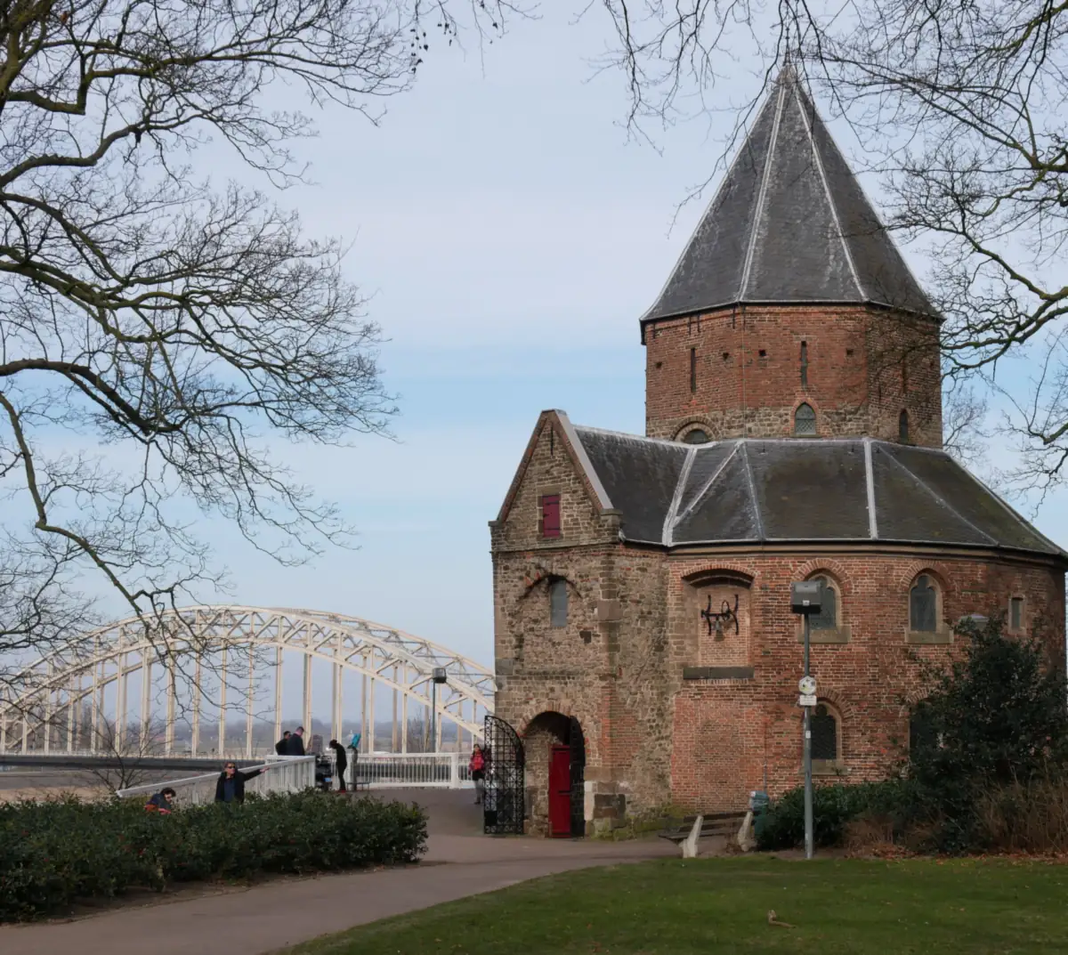Die Sint-Nicolaaskapel im Valkhofpark in Nijmegen, links der Bogen der Waalbrücke