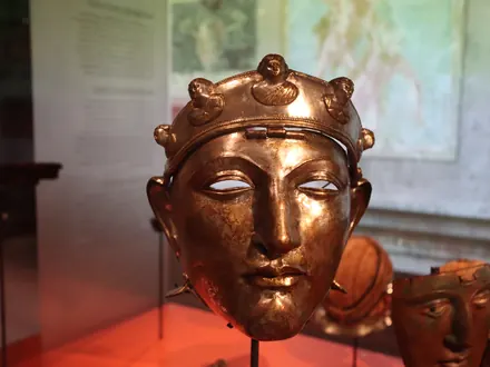 Römische Gesichtsmaske eines Reiterhelms im Museum Het Valkhof