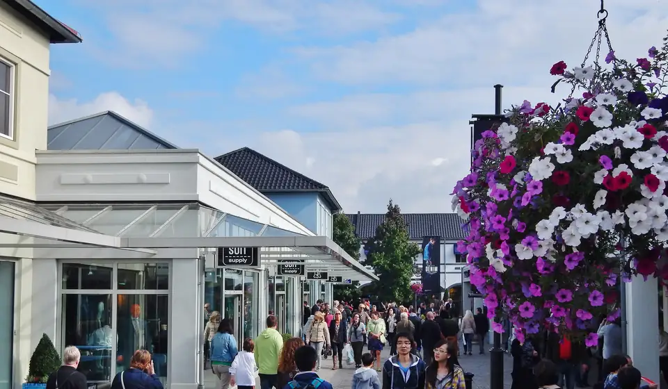 Ladenpavillons und hängende Blumenkästen im Designer Outlet Roermond