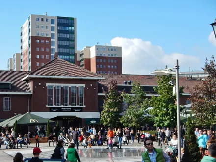 Belebter Platz mit Einkaufenden im Designer Outlet Roermond