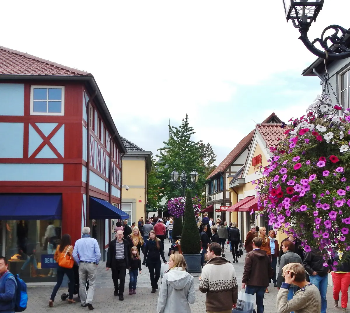 Fachwerkhaus und Ladenstraße mit Blumenkästen im Designer Outlet Roermond