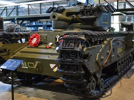 Britischer Churchill-Panzer mit einem Kranz aus Mohnblumen in der Halle des Kriegsmuseums Overloon