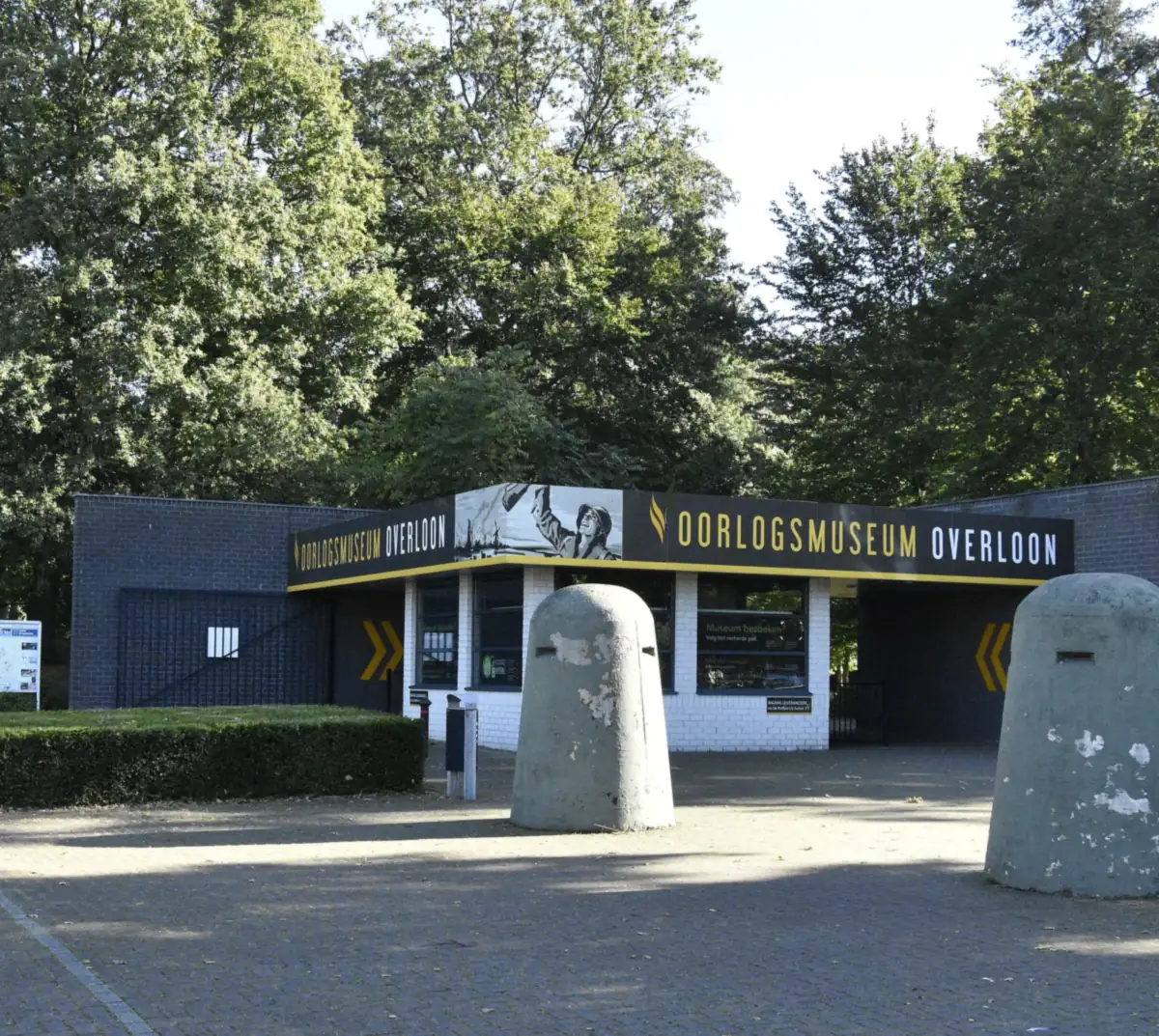 Das Eingangsgebäude des Kriegsmuseums Overloon mit zwei Bunkerkuppeln aus Beton