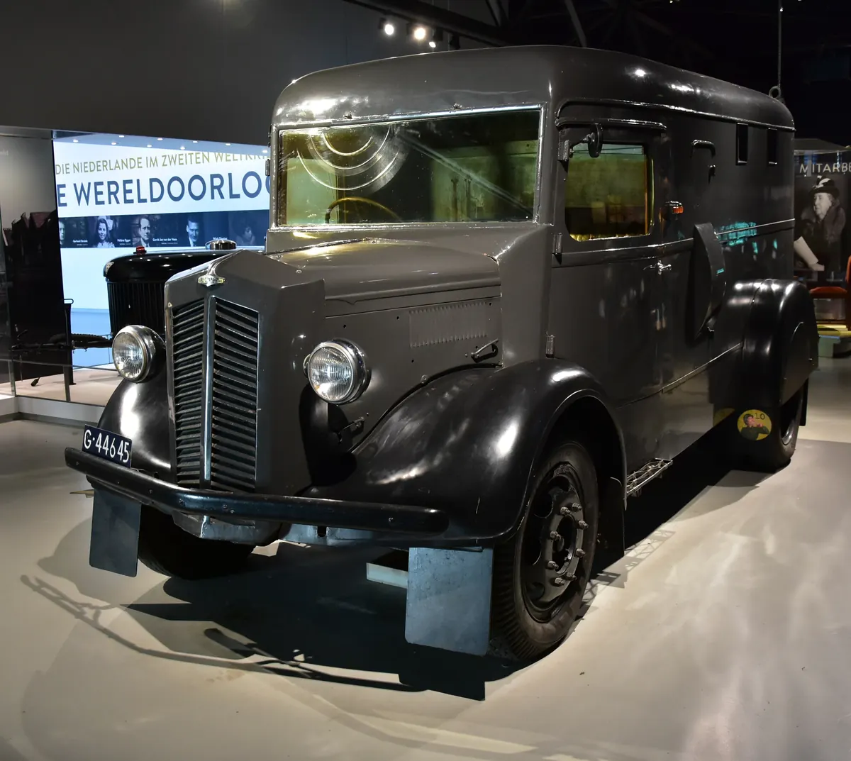 Ein Lieferwagen aus den Kriegsjahren in der Ausstellung Nederland in de Tweede Wereldoorlog