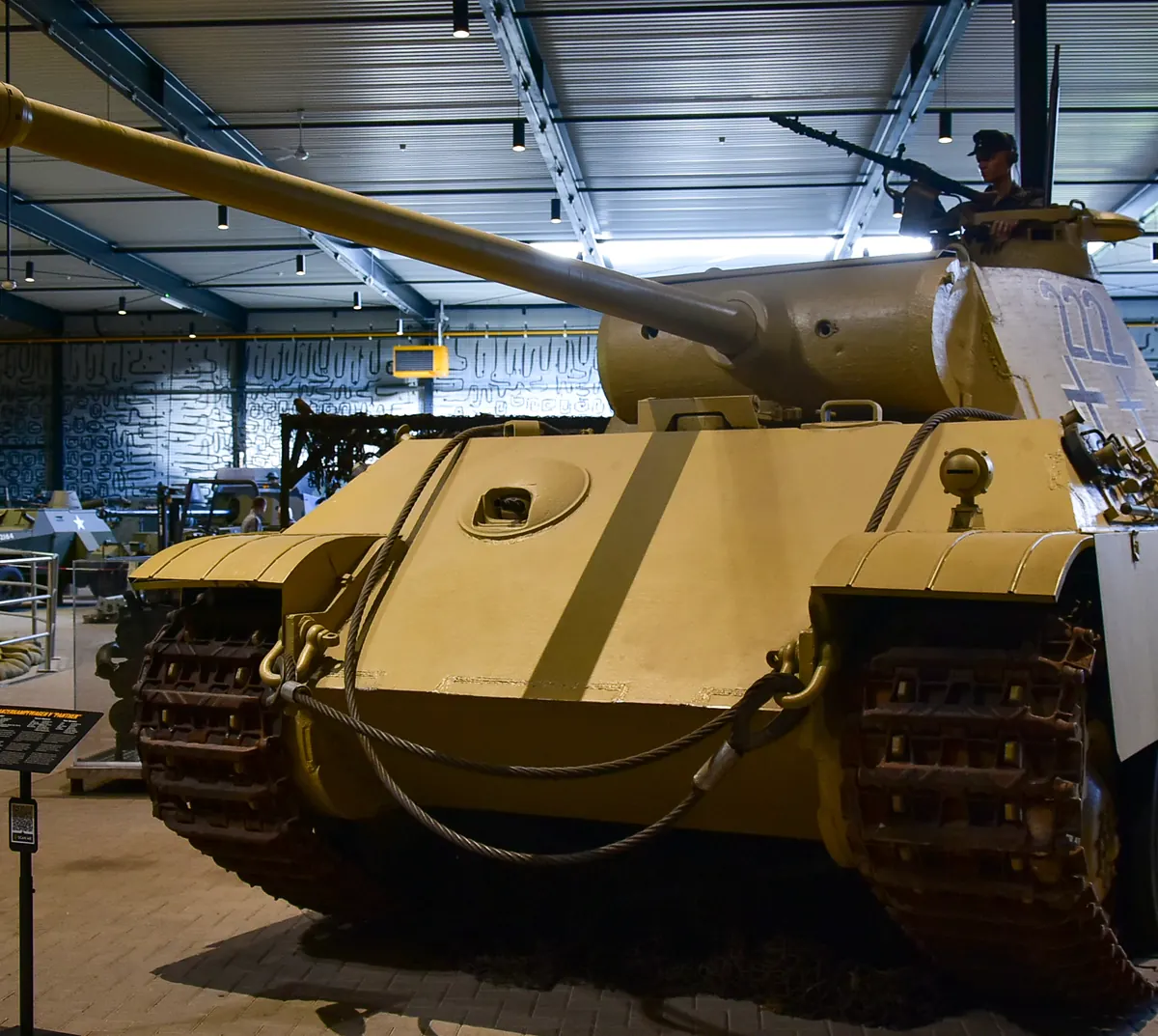 Ein deutscher Panther-Panzer in der großen Halle des Kriegsmuseums Overloon