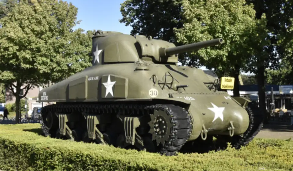 Ein amerikanischer Sherman-Panzer am Eingang des Kriegsmuseums Overloon