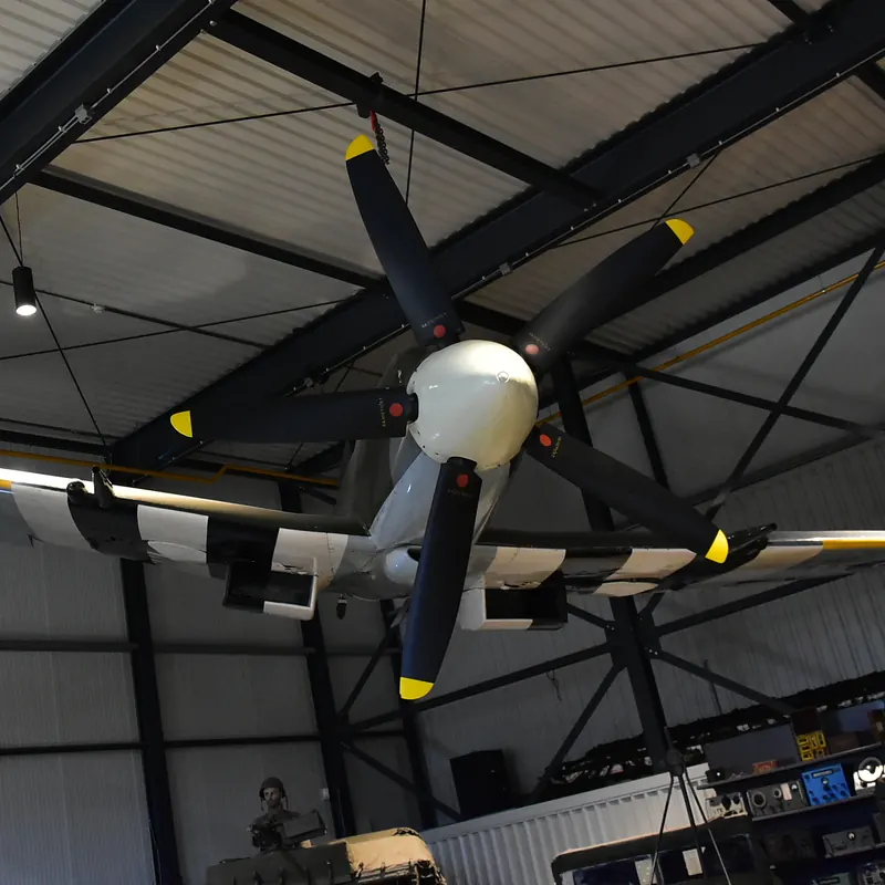 Eine Spitfire unter dem Dach der Halle des Kriegsmuseums Overloon