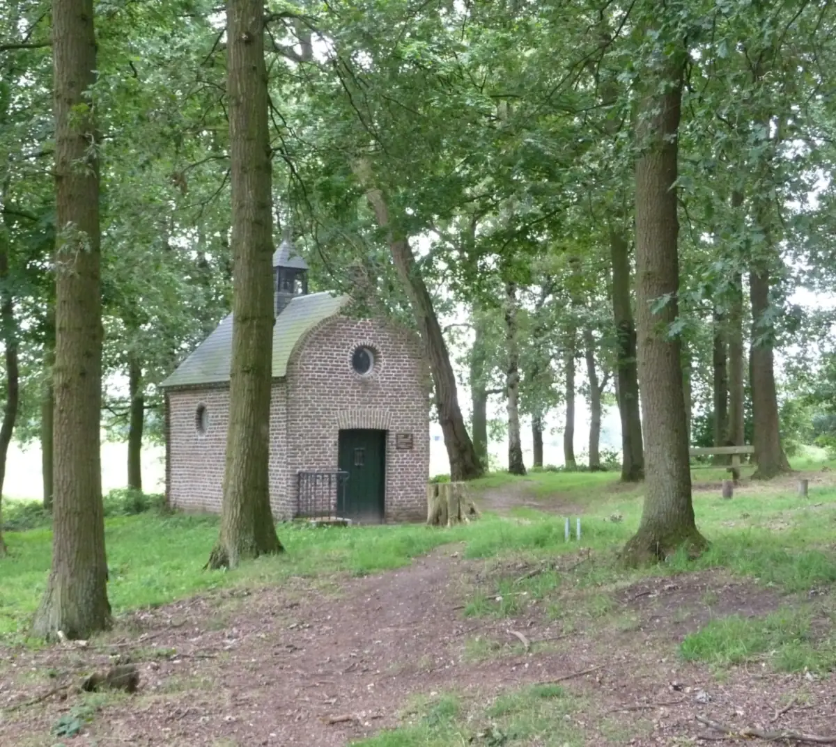 Die Backstein-Kapelle Sint Goarkapel aus dem Jahr 1662 im Wald zwischen Meerlo und Wanssum, am Pieterpad