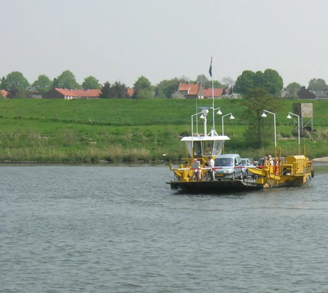 Die Fähre über die Maas bei Grubbenvorst, wo der Pieterpad den Fluss überquert