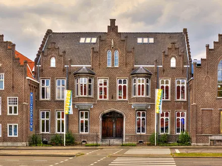 Die Fassade des Cuypershuis in Roermond, des ehemaligen Wohnhauses und Ateliers von Pierre Cuypers