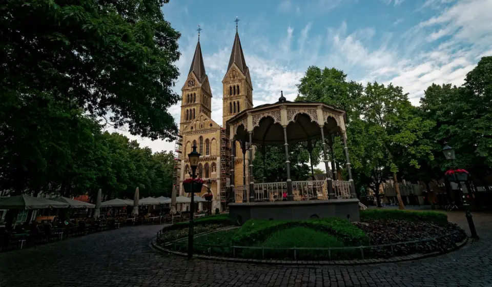 Die Munsterkerk und der Kiosk von Pierre Cuypers auf dem Munsterplein in Roermond