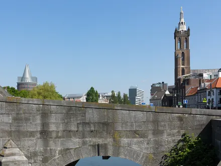 Der Turm der Sint-Christoffelkathedraal hinter der Stenen Brug in Roermond