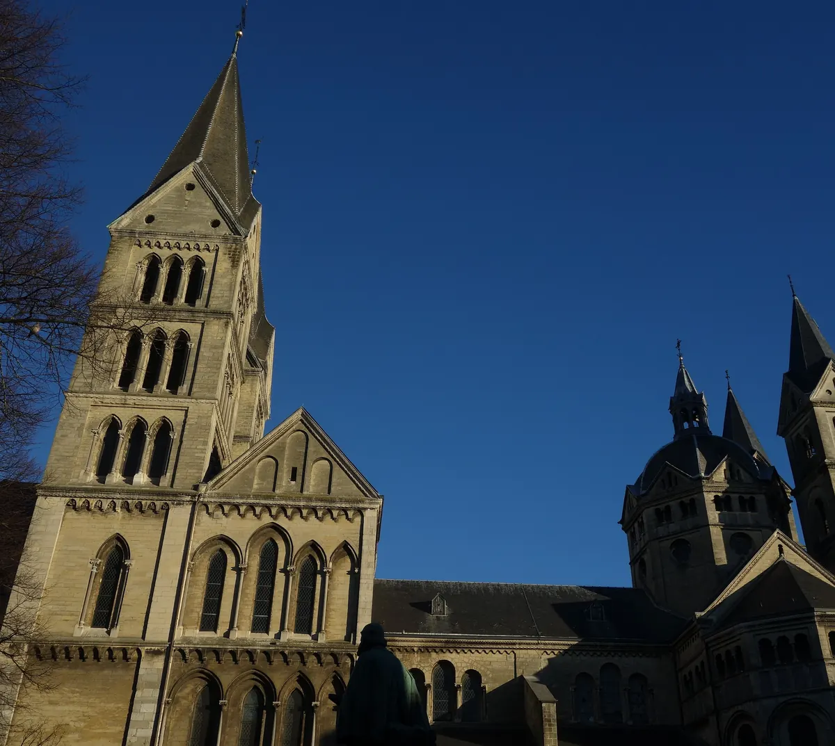 Die Munsterkerk in Roermond mit ihren Türmen und ihrer Kuppel vor blauem Himmel