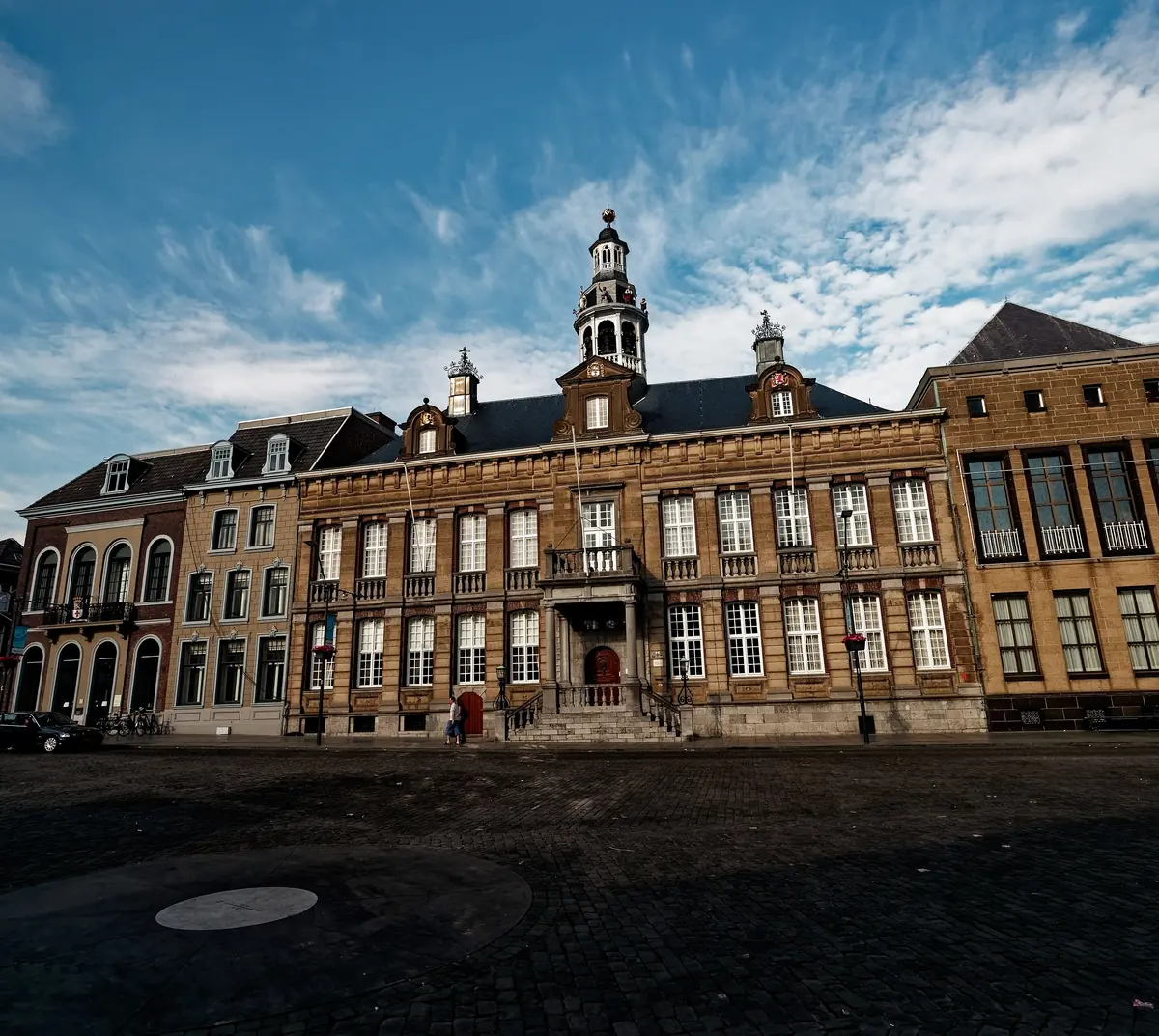 Das Rathaus am Markt in Roermond, mit dem Türmchen des Glockenspiels