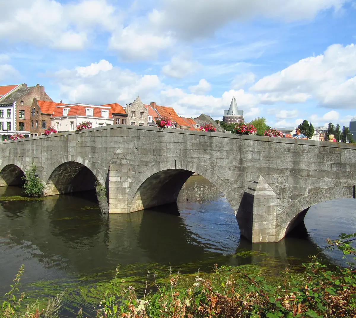Die Stenen Brug mit vier Bögen über der Rur in Roermond, mit den Häusern am anderen Ufer